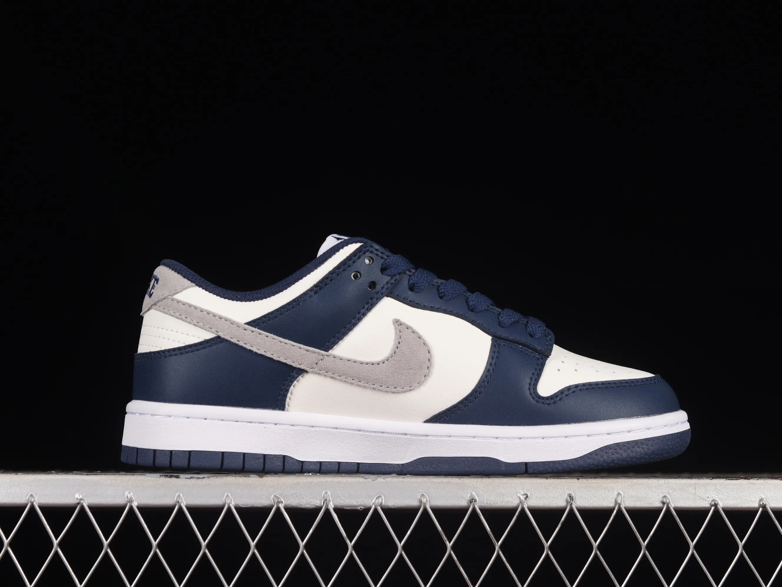 All categories Nk SB Dunk series Nk SB Dunk Low low-top sneakers Nk Dunk Low "Midnight Navy" blue and white SB low-top sports and leisure sneakers FD9749-400